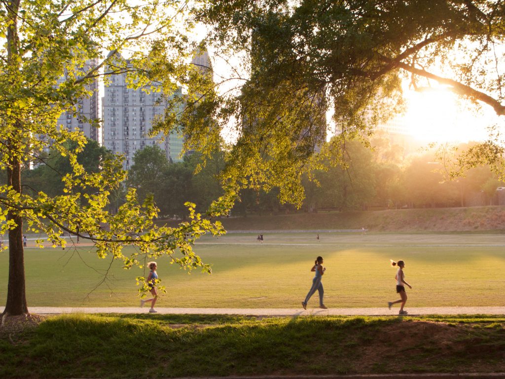 周末，人们在日落时分穿过亚特兰大的皮埃蒙特公园