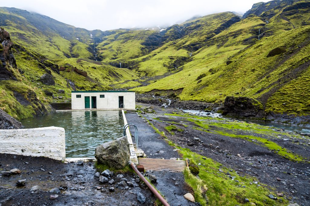 冰岛的Seljavallalaug温泉，背景是小木屋，这是冰岛最好的事情之一