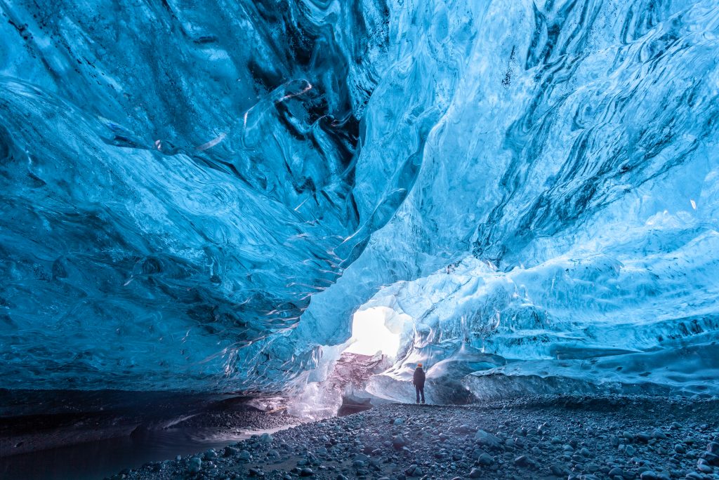 站在冰洞里的人，列出了冰岛旅行的愿望清单必威体育官方登录