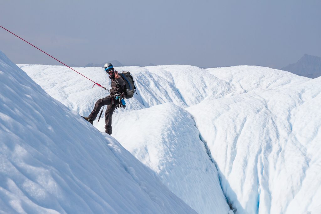 在冰岛冰川上攀冰的人