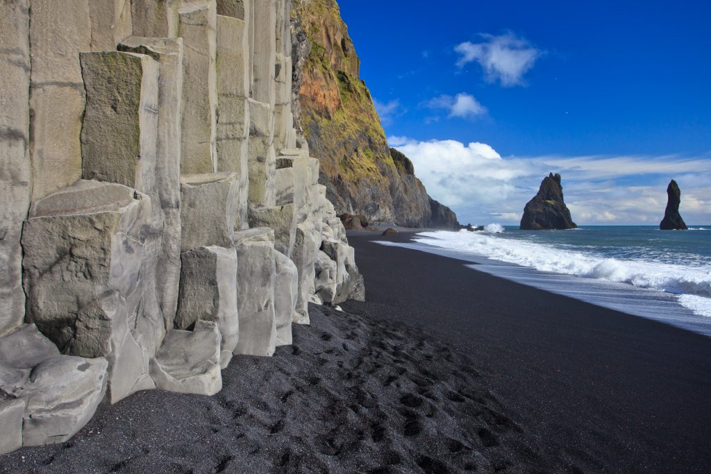 冰岛黑沙滩上的玄武岩柱