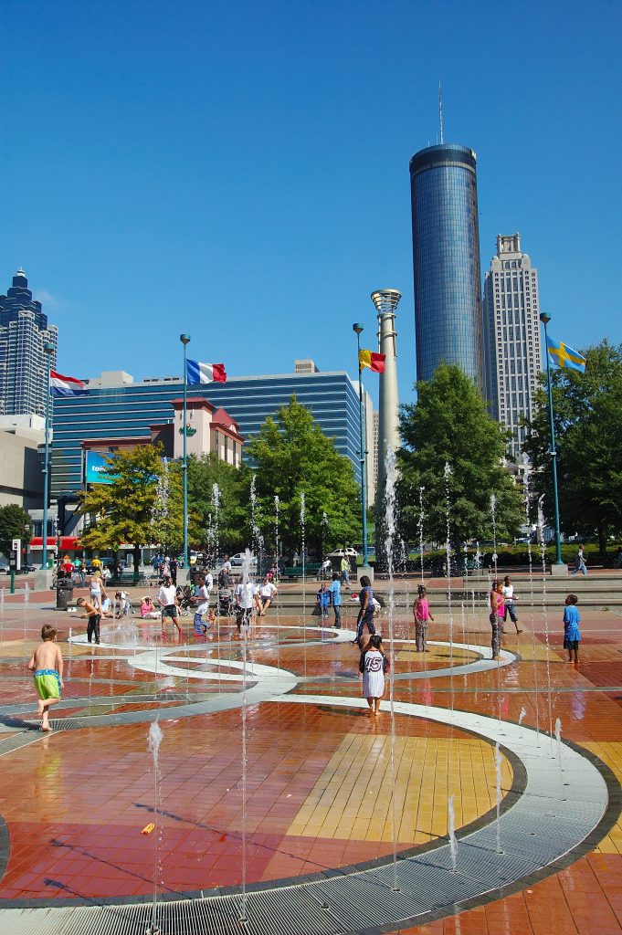 一个夏天的周末，孩子们在亚特兰大乔治亚州百年公园的喷泉里玩耍
