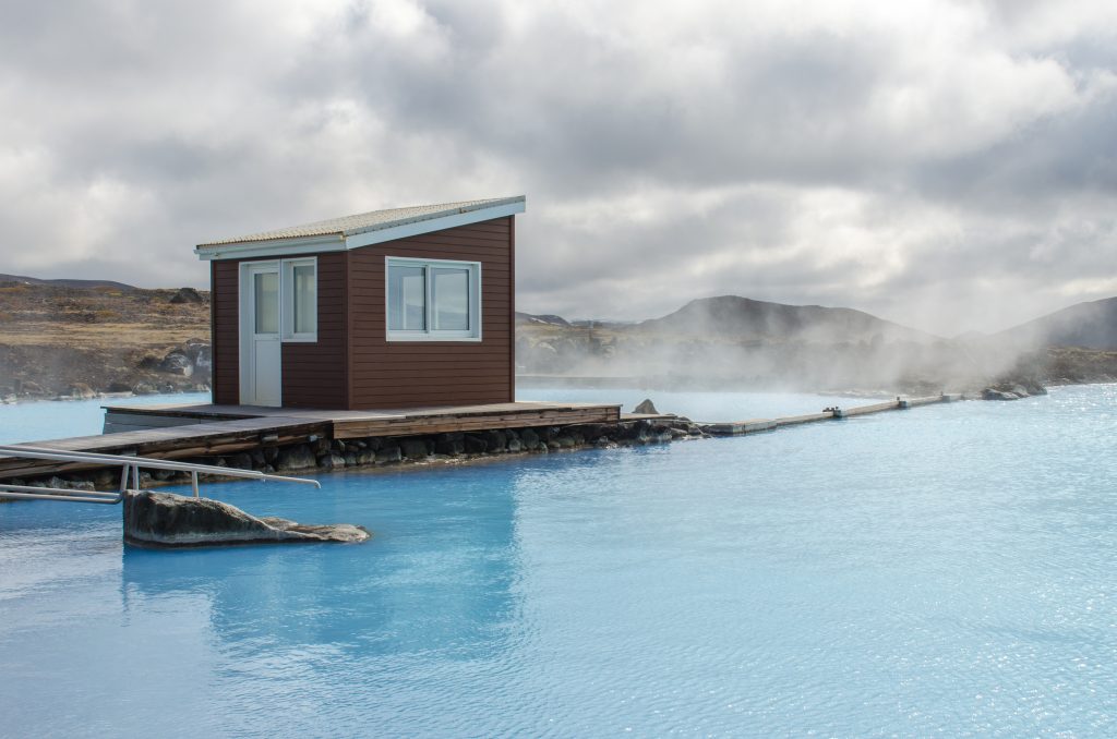 冰岛北部的蓝色泻湖，有小木屋的Myvatn自然浴场