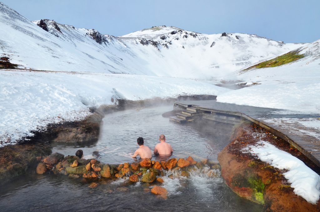 两人在冰岛雷克雅达鲁尔的热河里泡着冬天的事情