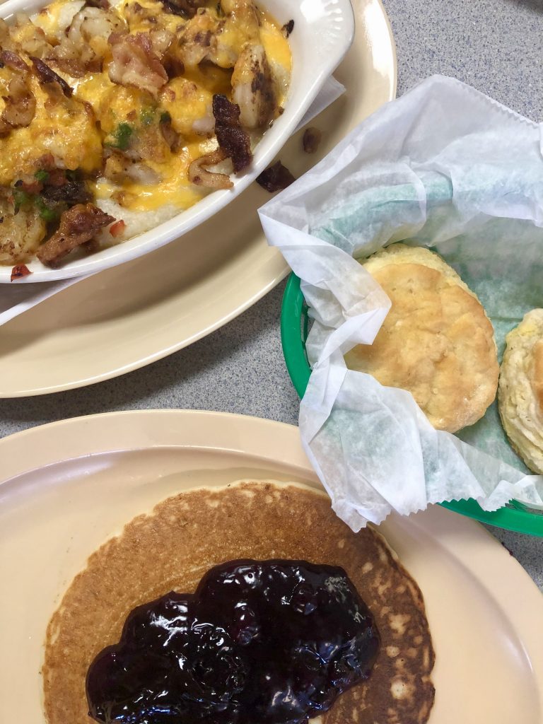 早餐散布包括蓝莓煎饼在4角餐厅大西洋海滩北卡罗来纳州