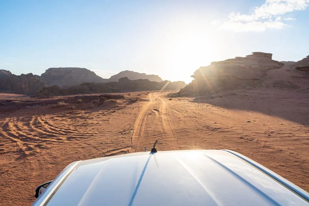 瓦迪拉姆吉普车之旅驾车穿越沙漠