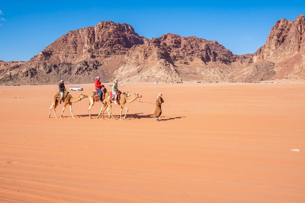 3名游客骑在瓦迪拉姆骆驼上