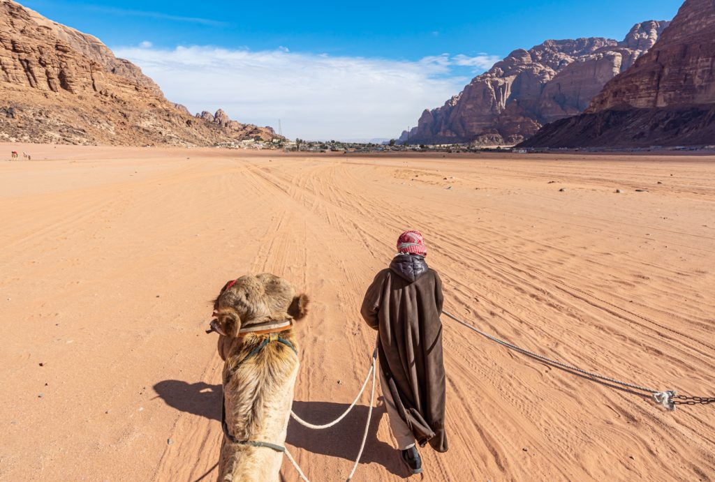 导游牵着骆驼在约旦平原露营时看到的情景