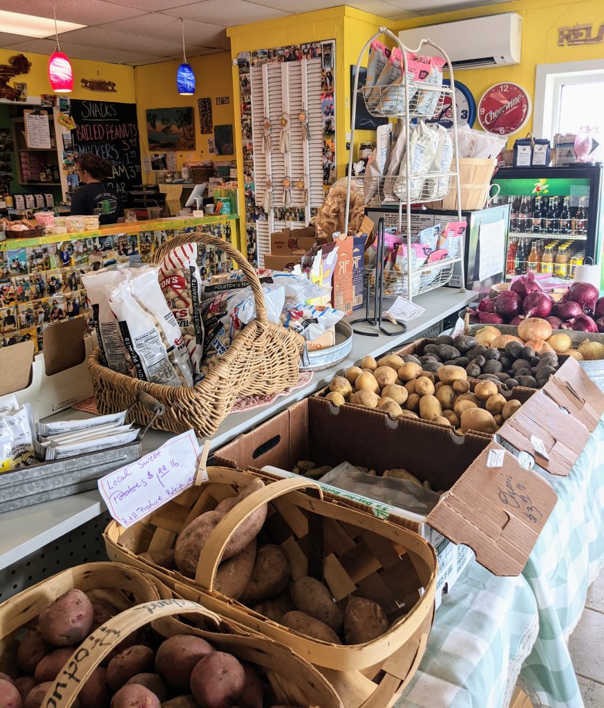 岛屿内部的农产品杂货店，在大西洋海滩吃饭的地方