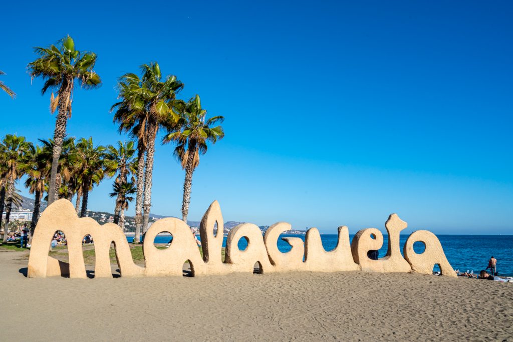 西班牙马拉加的马拉盖塔海滩的沙雕像