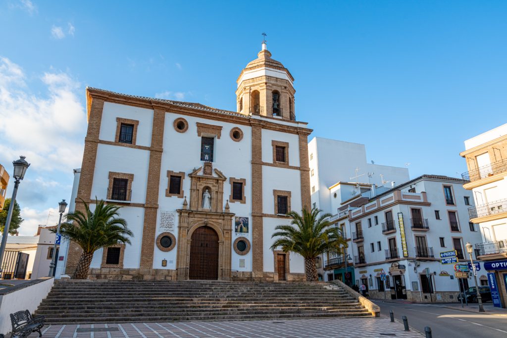 西班牙隆达的粉刷教堂
