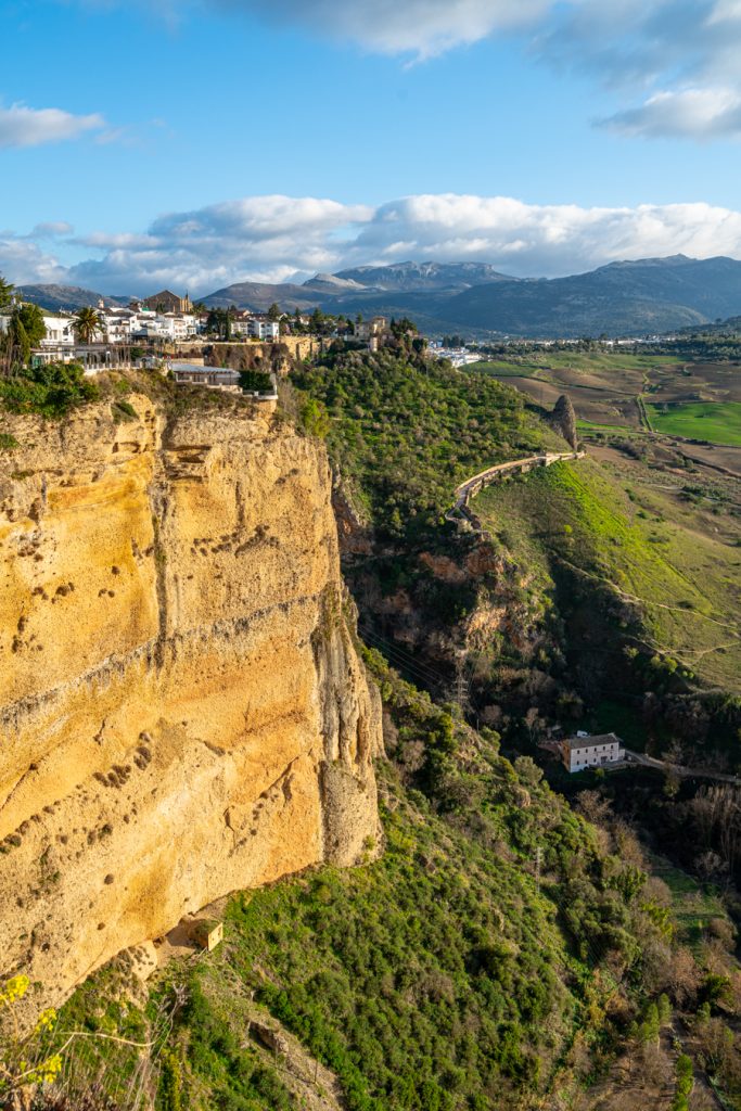 在前往西班牙南部的10天行程中，可以看到隆达西班牙周围的乡村