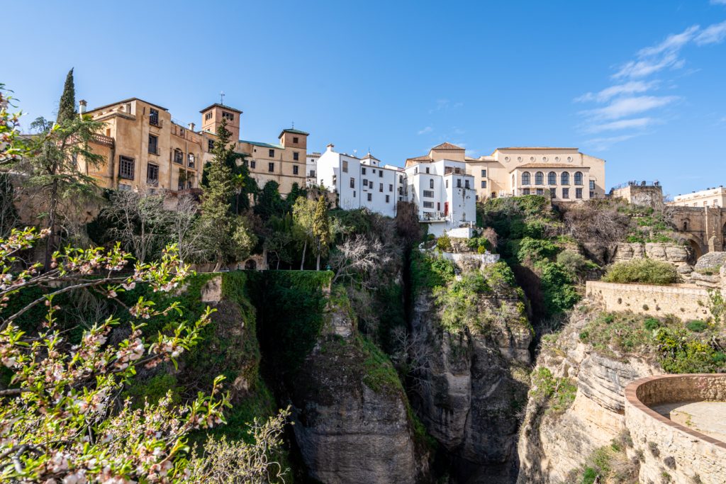 从峡谷对面看空中花园蒙德拉贡宫，在西班牙隆达做什么