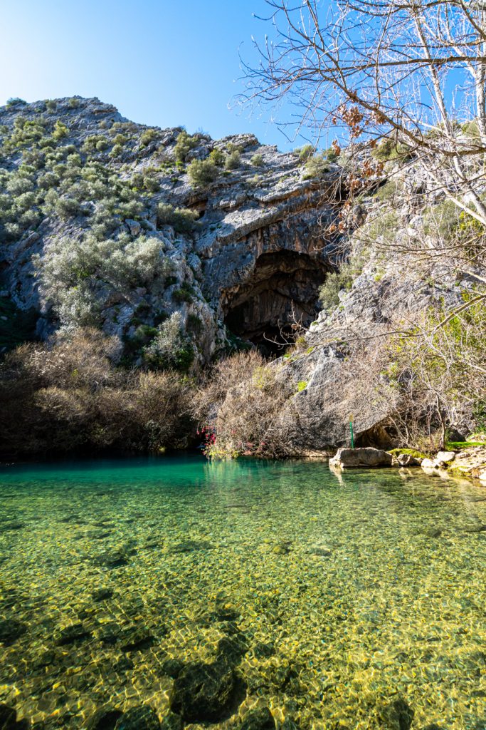 西班牙安达卢西亚的Cueva de gato游泳洞