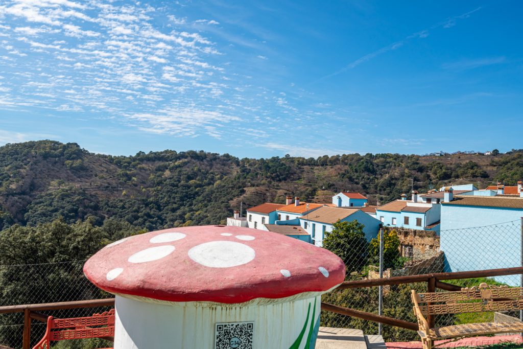 西班牙的蘑菇雕像，背景是连绵起伏的山丘