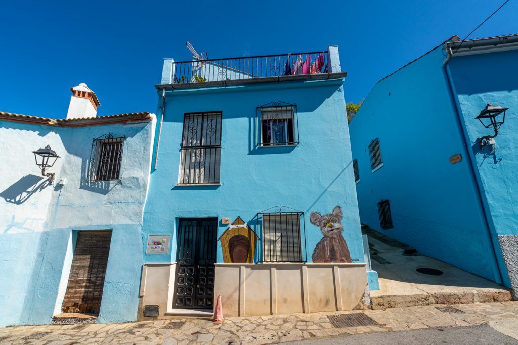 安达卢西亚蓝色小镇的蓝精灵壁画
