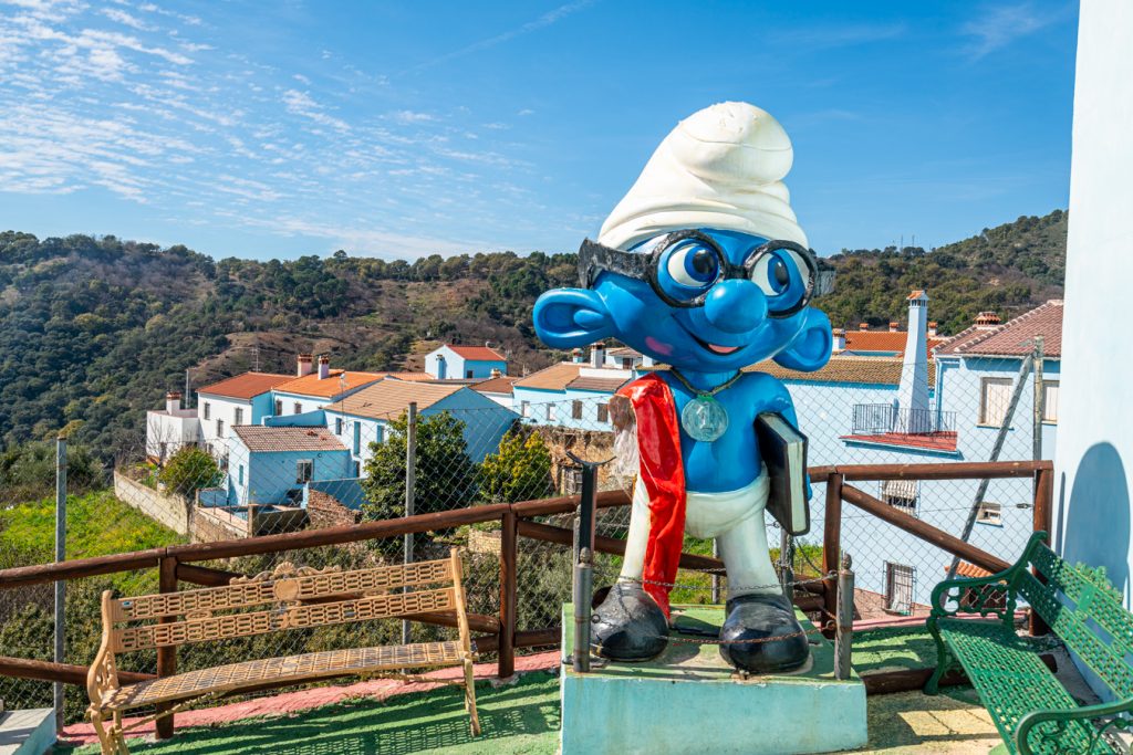 在胡斯卡西班牙蓝精灵村的一个小公园里的蓝精灵雕像