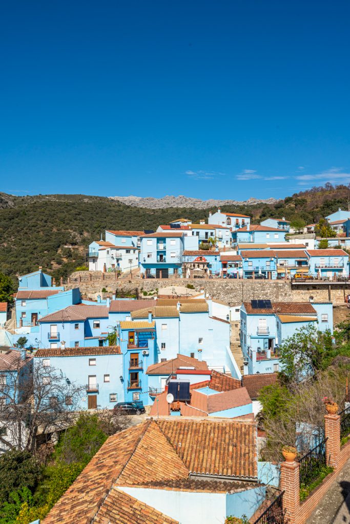 从上面俯瞰西班牙蓝色的村庄