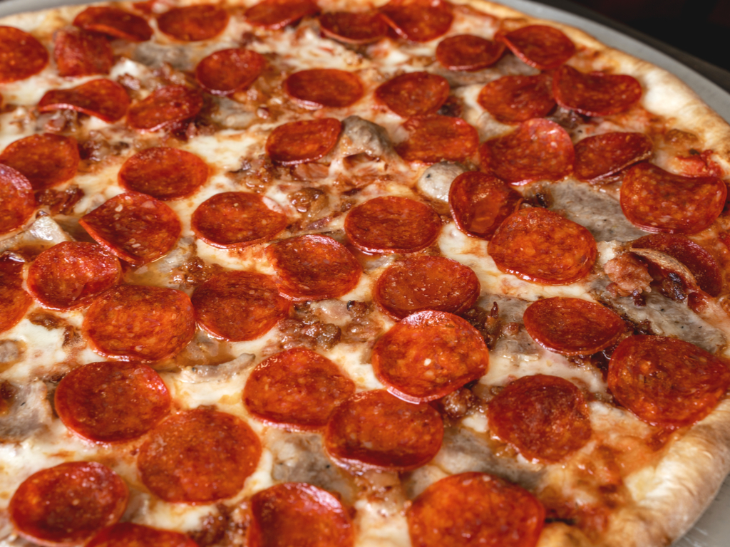 纽约风味的意大利辣香肠披萨