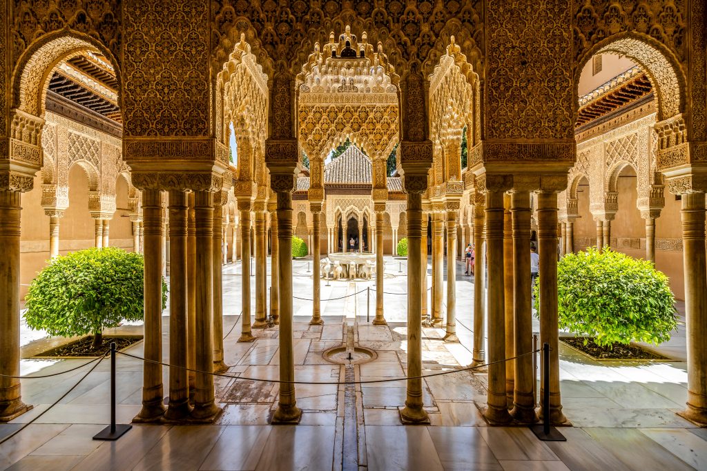西班牙阿罕布拉纳斯里德宫殿的狮子庭院