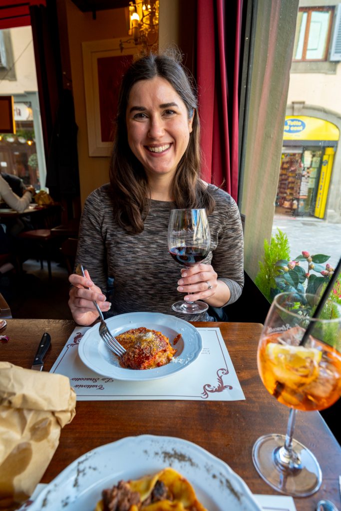 凯特在佛罗伦萨的一家餐厅吃着千层面和红酒