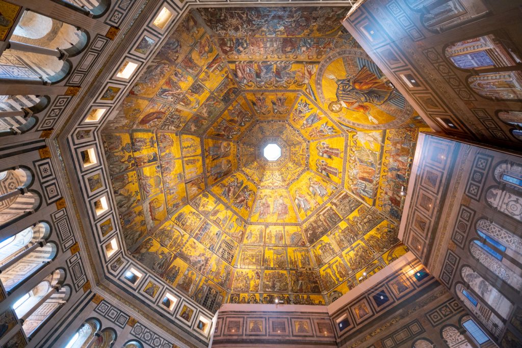 镶嵌马赛克天花板的佛罗伦萨洗礼堂，是做佛罗伦萨大教堂最好的贴士之一