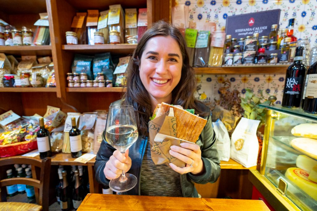 凯特在意大利佛罗伦萨的一家商店吃饭时，手里拿着帕尼诺饼和葡萄酒