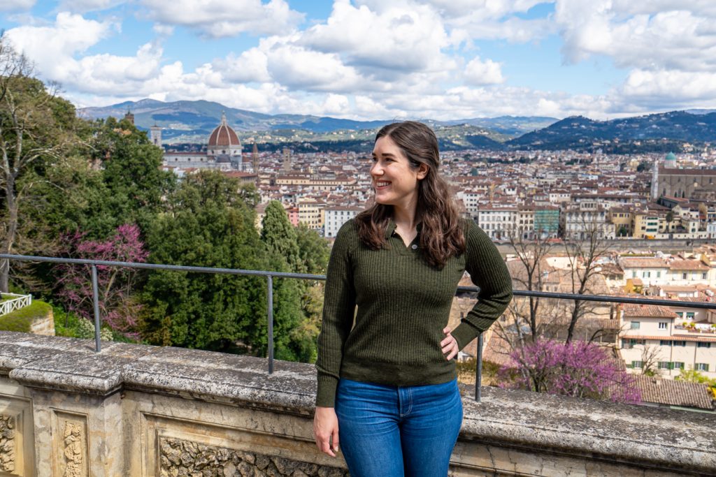 凯特身穿绿色毛衣在巴迪尼花园，身后是意大利佛罗伦萨的风景
