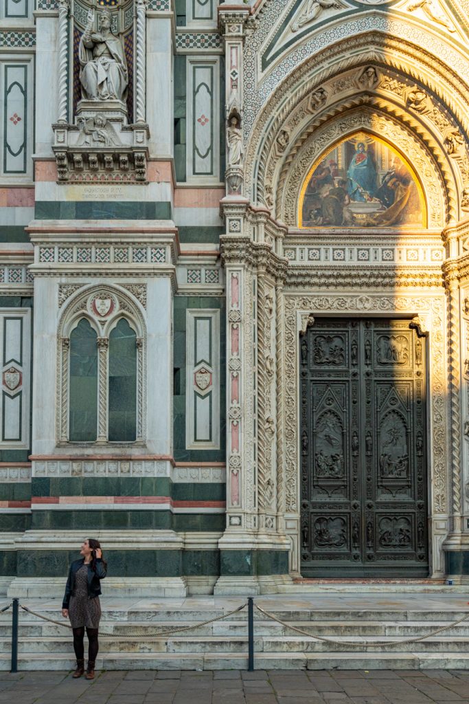 凯特风暴站在佛罗伦萨大教堂的前门