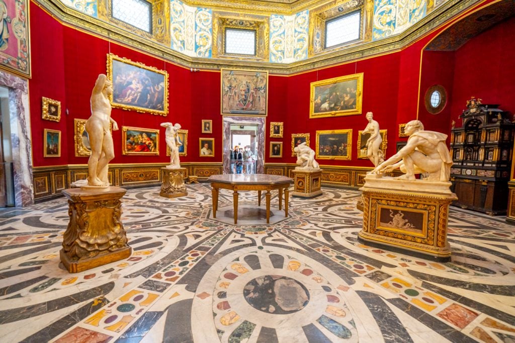 佛罗伦萨乌菲齐画廊的富丽堂皇的内部，有几尊雕像