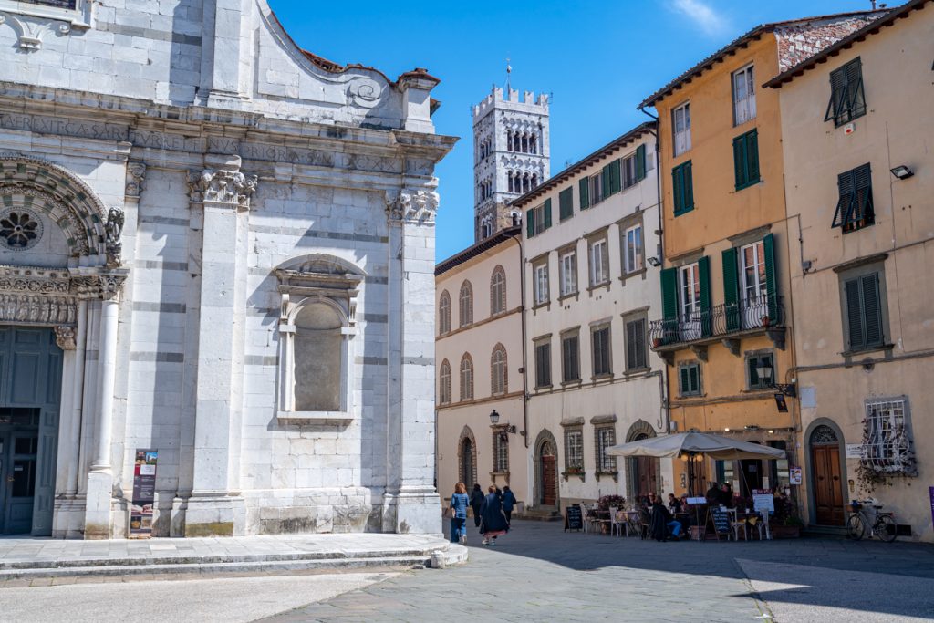 意大利卢卡的一条小街道，左边是白色教堂