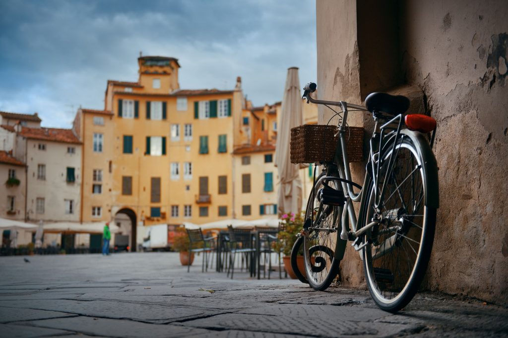 黑色自行车停在德尔安菲特罗广场的入口处，这是意大利卢卡最好的活动之一
