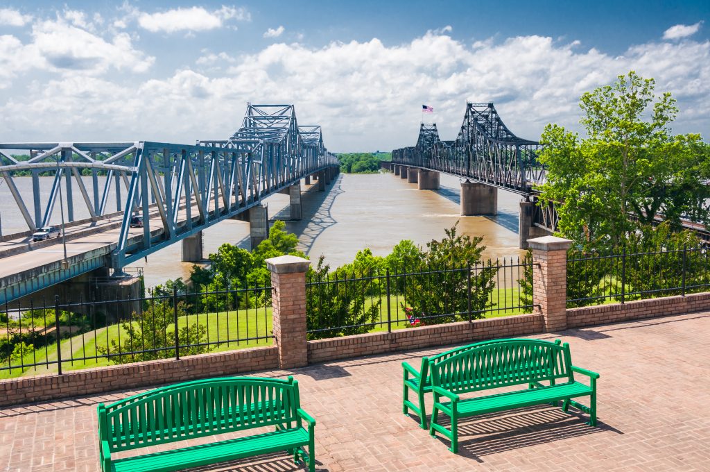 维克斯堡横跨密西西比河的桥梁，这是南部公路旅行的一个有趣的驿站
