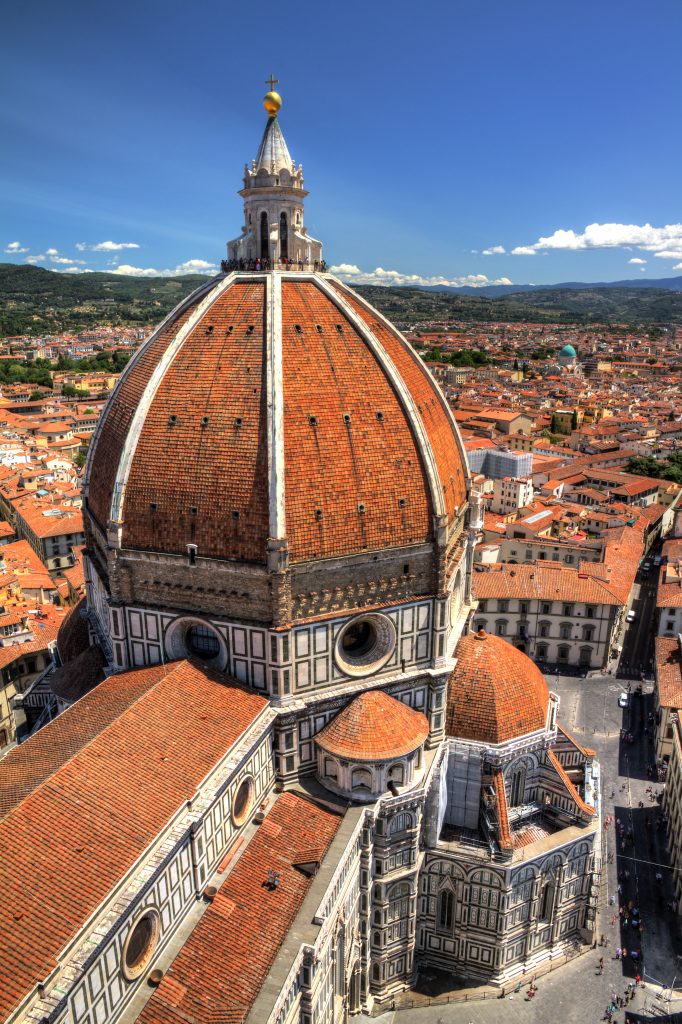 从乔托钟楼俯瞰佛罗伦萨圆顶，参观佛罗伦萨大教堂时可选择攀爬
