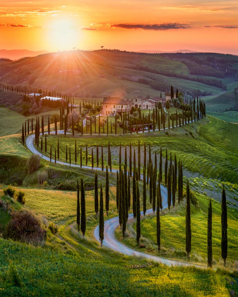 意大利托斯卡纳山谷的日落，蜿蜒的柏树小径