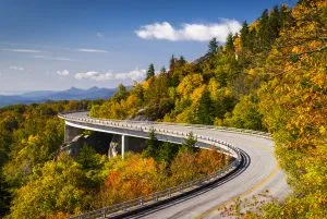 林湾高架桥上的蓝岭公园路与早秋树叶，美国南部最好的公路旅行路线之一