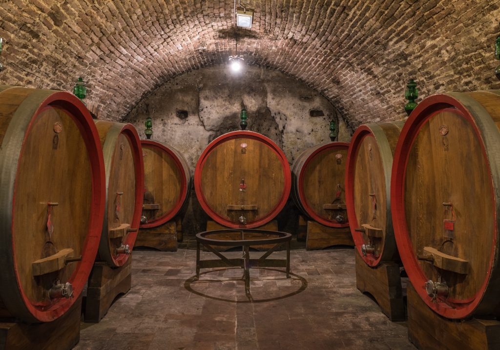 在意大利蒙特普尔恰诺的酒窖中陈酿的酒桶