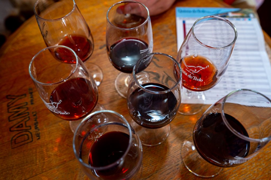 在葡萄牙波尔图的品酒会上收集的波尔图玻璃杯
