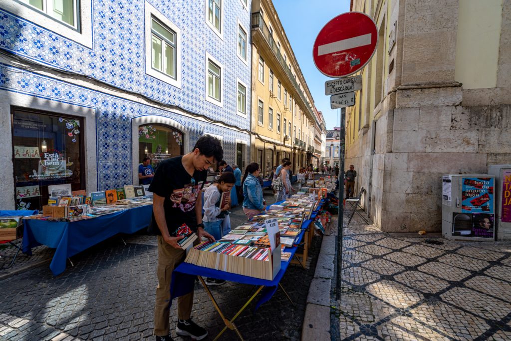 人们在里斯本的livraria Bertrand外购买书籍，寻找从葡萄牙购买的纪念品