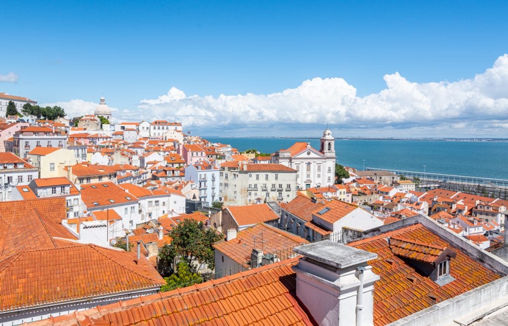 从圣卢西亚miradouro de Santa luzia俯瞰葡萄牙里斯本的城市景观