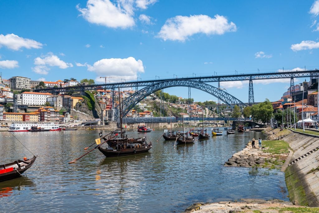 葡萄牙波尔图塔古斯河上的历史悠久的船只，身后有一座桥