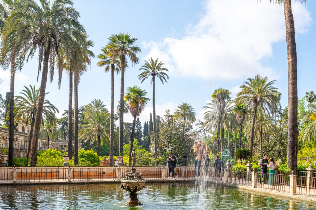 西班牙塞维利亚城堡花园，前景有一个喷泉