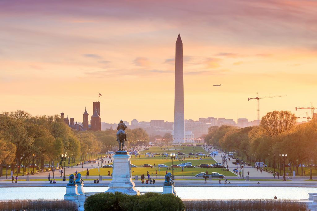 日落在华盛顿特区的国家广场对面的华盛顿纪念碑，这是美国东海岸最好的旅游景点之一