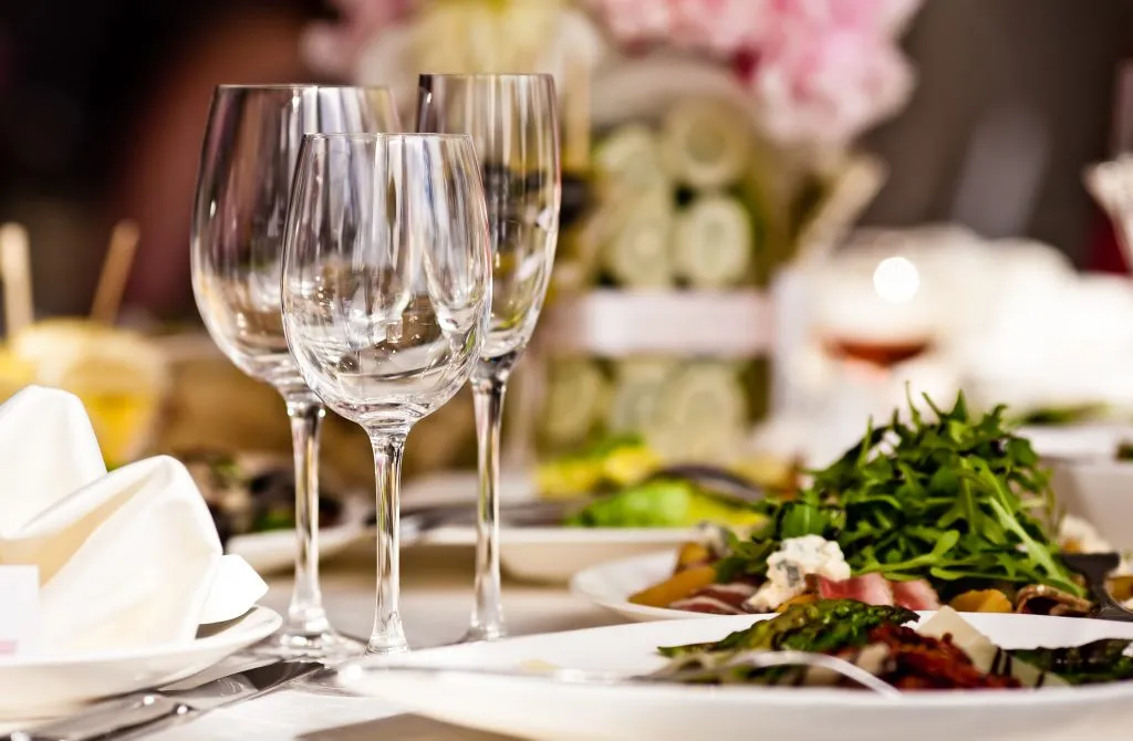 餐馆里的饭放在白盘子里，桌上放着几个酒杯