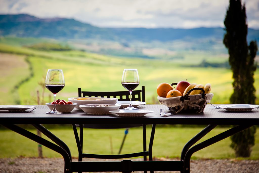 午餐时，在托斯卡纳乡村的一家农家乐餐厅欣赏风景，喝两杯酒