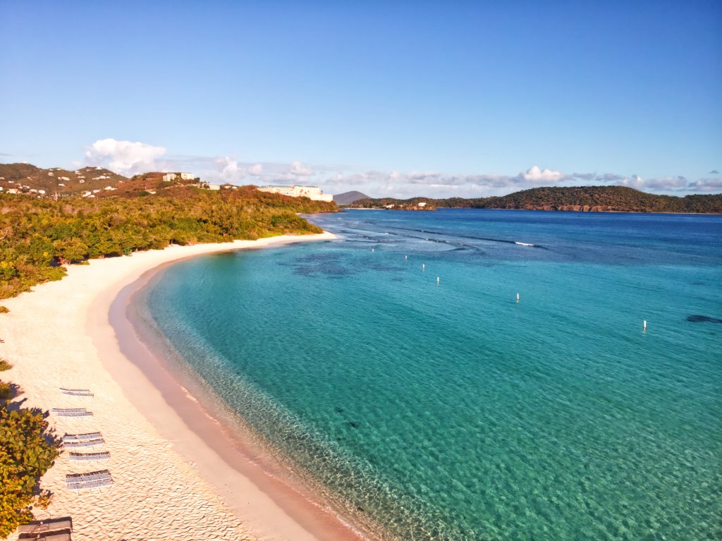 圣托马斯美属维尔京群岛海滩的林德奎斯特沙滩鸟瞰图