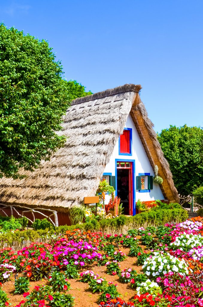 葡萄牙马德拉岛传统的茅草屋顶房屋