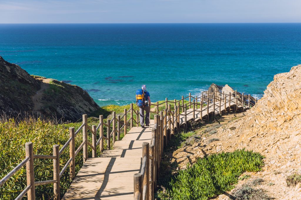 男子徒步沿着渔民的足迹葡萄牙