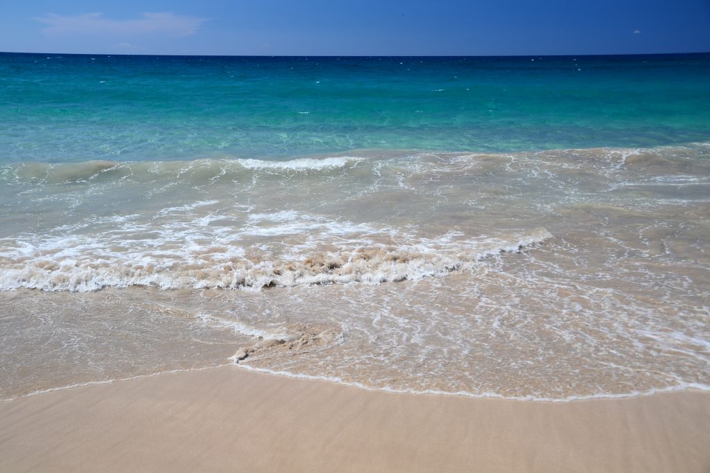 蓝绿色的水在圣克罗伊斯维尔京群岛最好的海滩之一