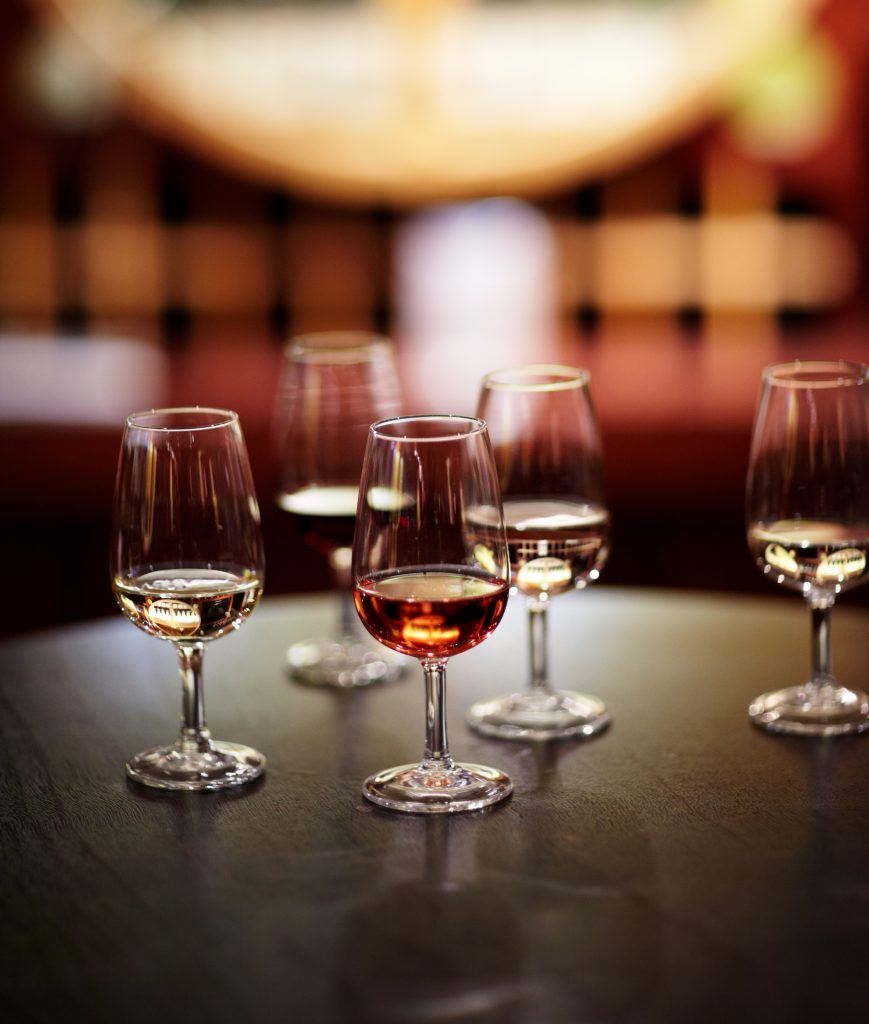 在波尔图vs里斯本的葡萄酒品尝会上，桌子上摆着几杯波特酒
